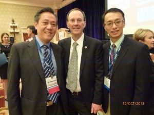 Dr Neo (kiri), Profesor Lee Jameson, Dr Ansgar Cheng